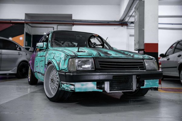 Quel est l'impact du poids des batteries sur la dynamique de conduite d'une voiture électrique comme la Chevrolet Bolt?